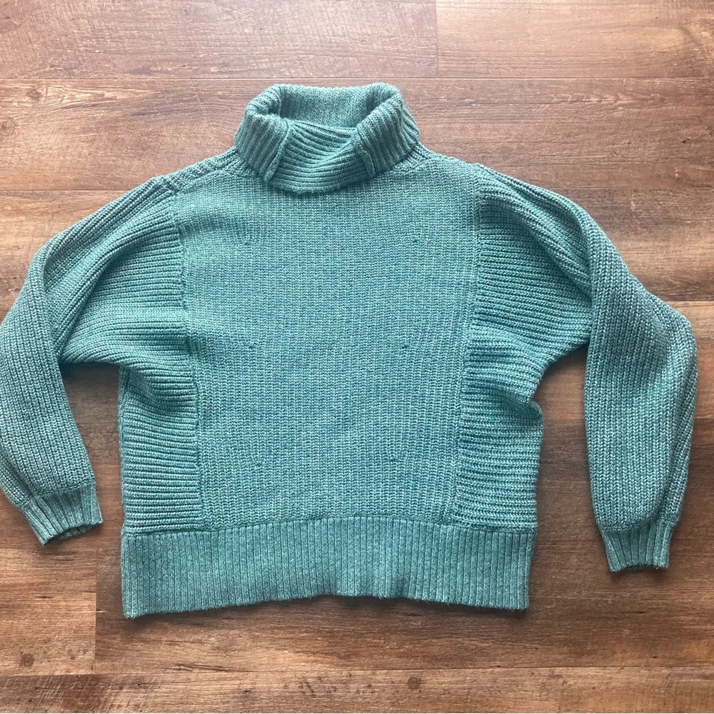 American Eagle Women’s Turtleneck Sweater size small